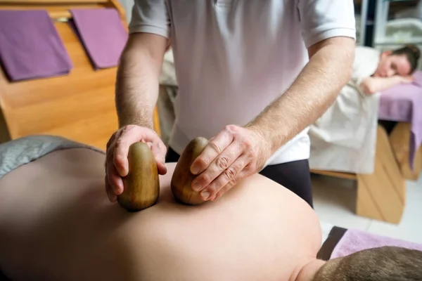 Masaje en el salón de spa. Masajistas manos, primer plano — Foto de Stock