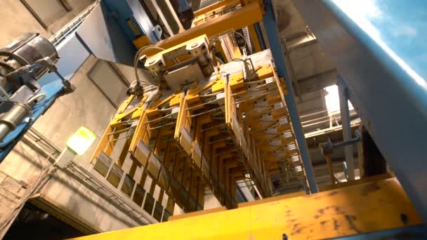Transporte de lotes terminados de ladrillos en fábrica — Vídeos de Stock