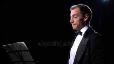 Orkestra performans sırasında kondüktörü görüntülemek