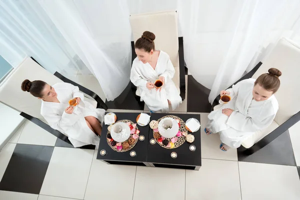 Vista superior de chicas guapas tomando té en el salón de spa — Foto de Stock