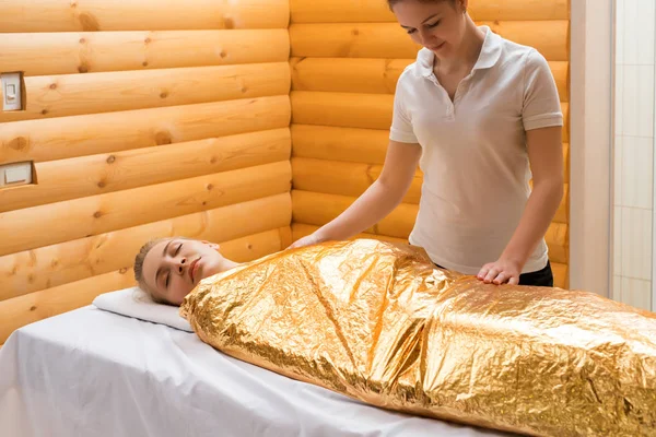 Tělové zábaly. Fotografie dívky relaxaci ve spa salonu — Stock fotografie