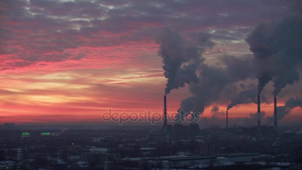 Znečištění ovzduší. Elektrárna při západu slunce — Stock video
