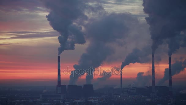 Luftverschmutzung. Kraftwerk im Zeitraffer bei Sonnenuntergang — Stockvideo