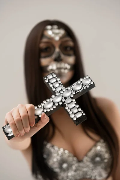 Santa Muerte. Gros plan de croix avec strass — Photo