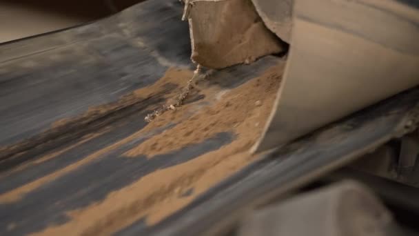 Производство кирпича. Вид движения песка на конвейере — стоковое видео