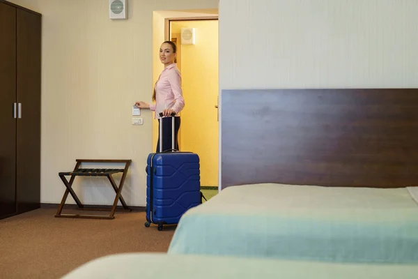 Pretty female guest at threshold of hotel room — Stock Photo, Image