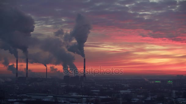 Δες στο βιομηχανικό αστικό τοπίο κατά το ηλιοβασίλεμα — Αρχείο Βίντεο