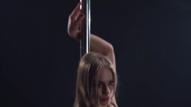 Pole dans. Kız görünümünü heyecan verici onun vücut hareketleri