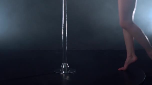 Blick auf attraktives Mädchen, das sich sexuell in der Nähe eines Pylons bewegt — Stockvideo