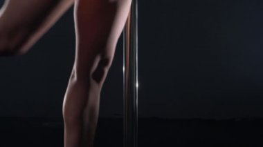 Pole dans. Seksi dansçılar vücut, görünümünü yakın çekim