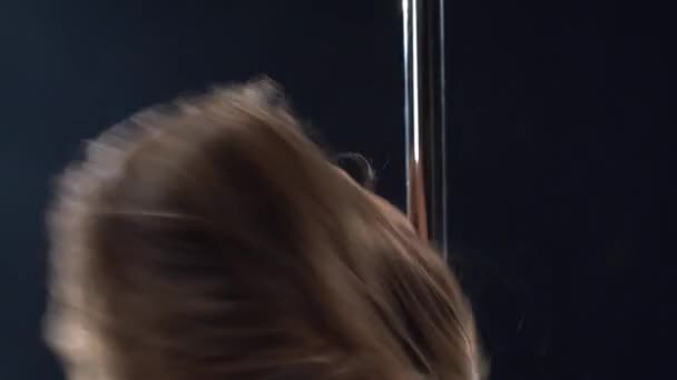 Pole dance. Girl shakes head and moves her body — Stock Video