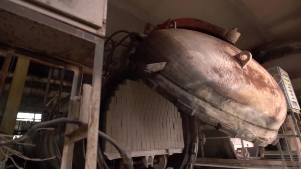 Πλινθοποιείο. Προβολή σε ξήρανσης μηχάνημα ανοίγει, γκρο πλαν — Αρχείο Βίντεο
