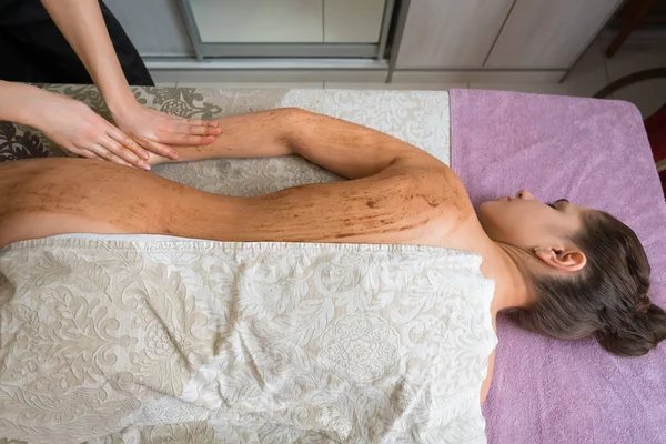 Vista superior de la chica que recibe el procedimiento en el salón de spa — Foto de Stock