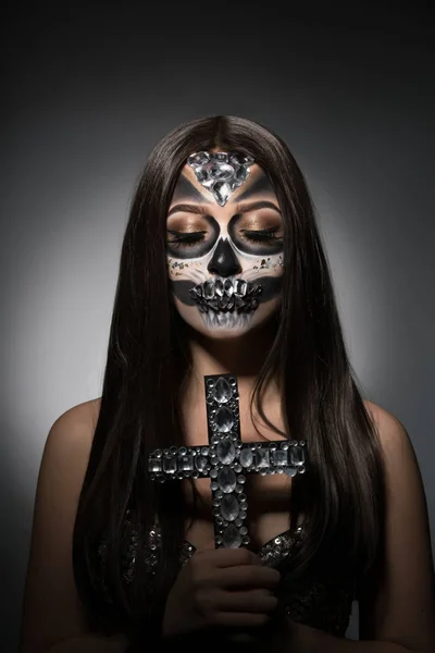 Santa Muerte. Mooi meisje met glamoureuze gezicht kunst — Stockfoto