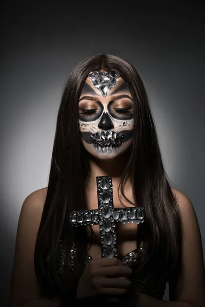 Santa Muerte. Jolie fille avec art du visage glamour Photos De Stock Libres De Droits