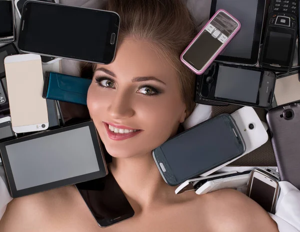 Digitale technologie als fetish. Meisje met mobiele telefoons — Stockfoto