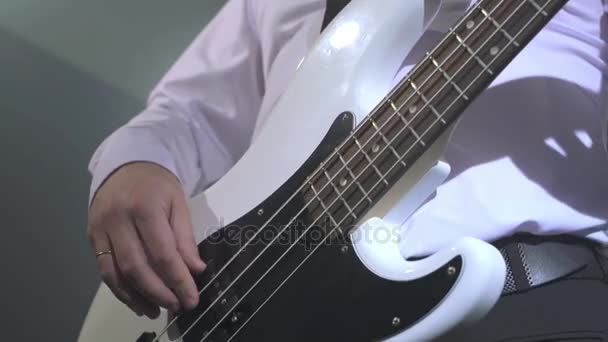 在他的乐器上演奏的吉他手的底视图 — 图库视频影像