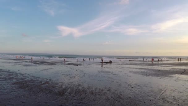 Viajar. Vista das pessoas relaxar à beira-mar — Vídeo de Stock