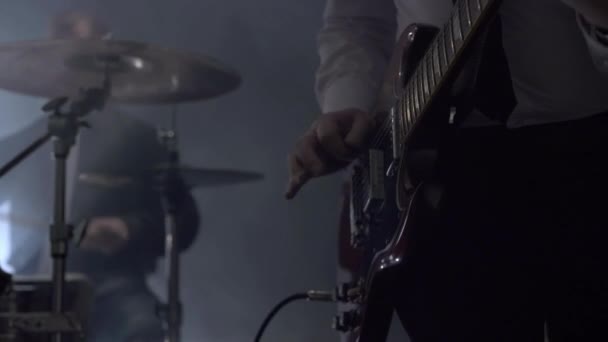 Vista de la banda de rock musical actuando en el estudio — Vídeos de Stock