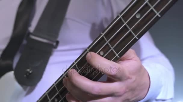 Musiker. Utsikt över gitarrist spelar i studio — Stockvideo