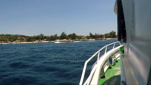 Uitzicht vanaf de motorboot aan kust met vakantiegangers. — Stockvideo