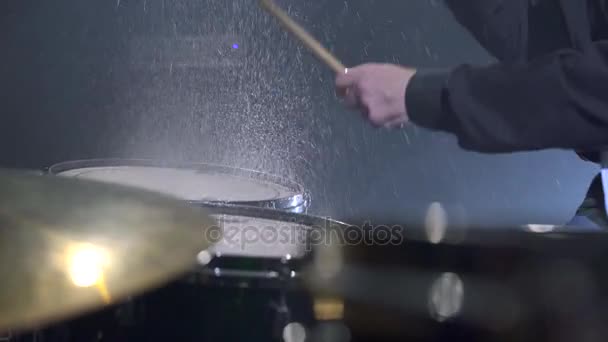 Барабанщик играет в студии современной музыки — стоковое видео