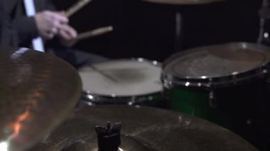 Modern drum kit Studio görünümünü