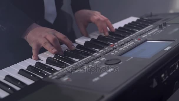 Piano player in studio with elecrtrical instrument — Stock Video