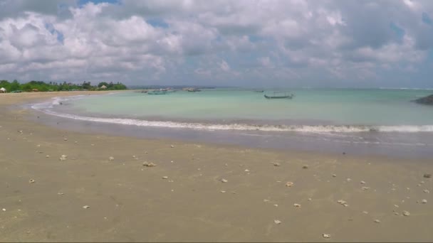 Côte océan avec bateaux et chalets — Video