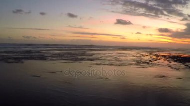 Issız okyanus kıyı şeridi, güzel gün batımı.