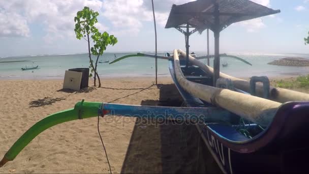 Vista del barco en la playa. Bali, Indonesia — Vídeos de Stock
