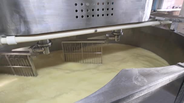 Μεγάλη δεξαμενή νερού γεμάτη του γάλακτος στην γαλακτοβιομηχανία — Αρχείο Βίντεο