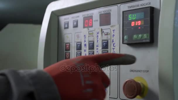 Obrero presiona botón en el panel de control — Vídeo de stock