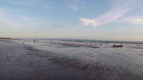 Летний пляж с людьми — стоковое видео