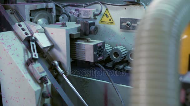Kanten PVC. Blick auf laufende Maschine in der Werkstatt — Stockvideo