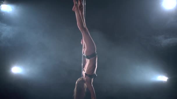 Красивая спортсменка в студии танцев на шесте — стоковое видео