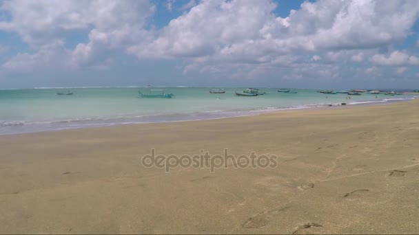 Perahu nelayan di pelabuhan laut pantai pulau — Stok Video