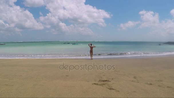 Chica delgada de pie en el mar costo con las manos — Vídeos de Stock