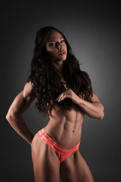 Bodybuilderin posiert oben ohne im Studio. — Stockfoto