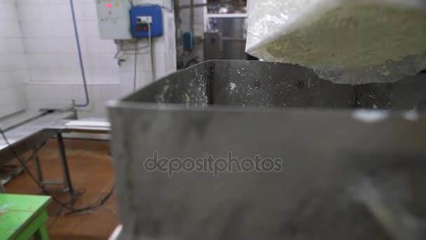 Kaas maken tank met inhoud — Stockvideo