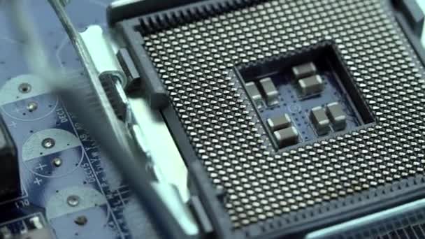 Hardware. Foto del procesador en la placa base — Vídeo de stock