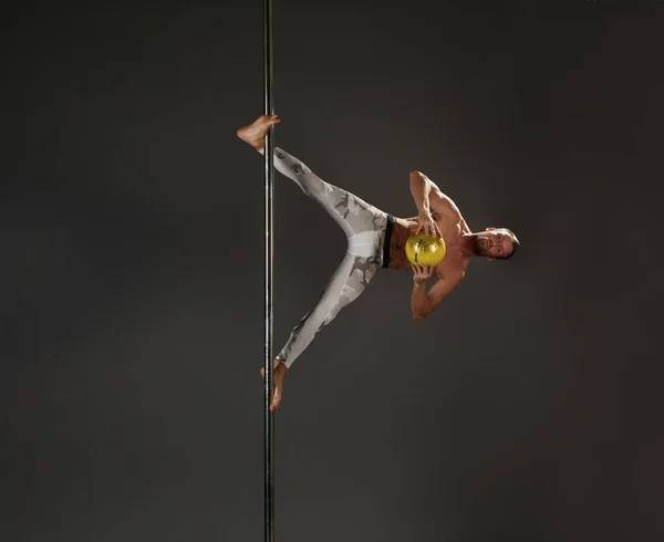 Ballerino di sesso maschile a pilone in studio di pole dance — Foto Stock