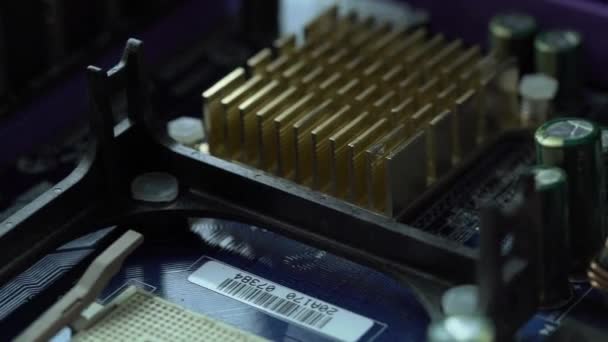 Close-up shot van de processor op het moederbord — Stockvideo