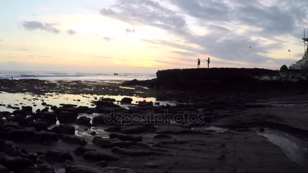 Vista de la gente de vacaciones de pie en la cima de la colina — Vídeo de stock