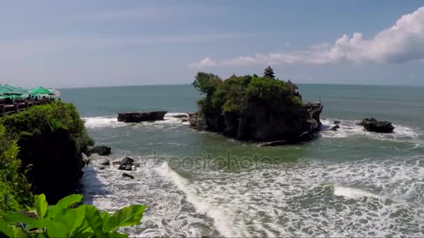 Tanah Lot templo de agua en la isla de Bali — Vídeo de stock