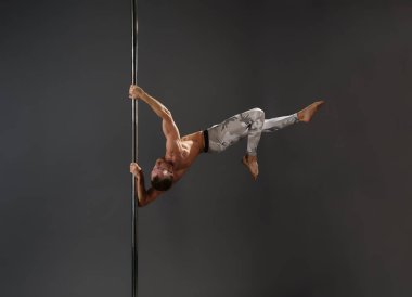 Pilon pole dance Studio adlı erkek dansçı