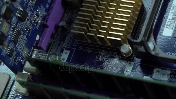 Vista ravvicinata hardware del processore sulla scheda madre — Video Stock