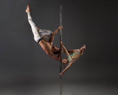 Polonyalı dansçılar stüdyo çekimlerinde çift olarak egzersiz yapıyorlar.