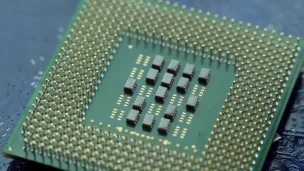 Hardware. Close-up shot van de processor op het moederbord — Stockvideo