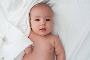 Bebek çocuk üzerinde beyaz keten yalan kapatmak ateş studio